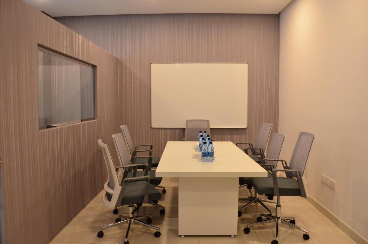 The Lodge Suites Manama Exteriör bild