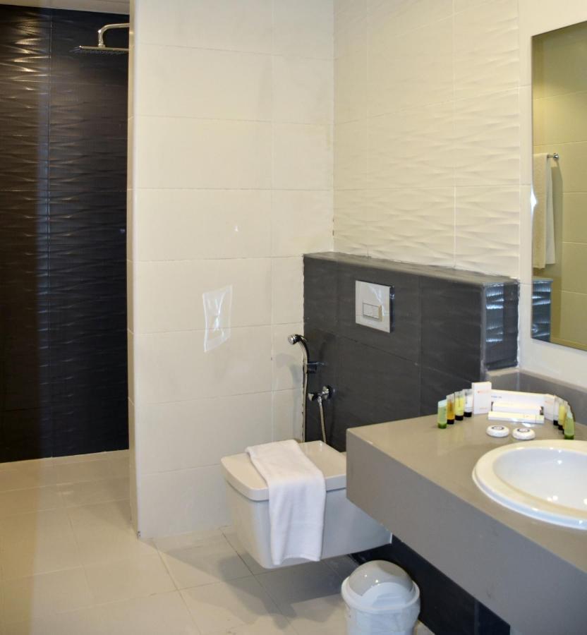 The Lodge Suites Manama Exteriör bild