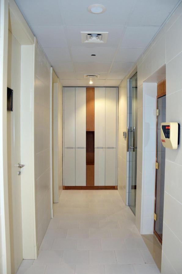 The Lodge Suites Manama Exteriör bild
