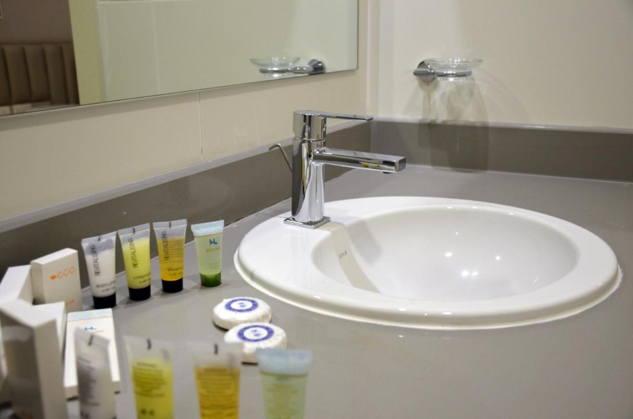 The Lodge Suites Manama Exteriör bild