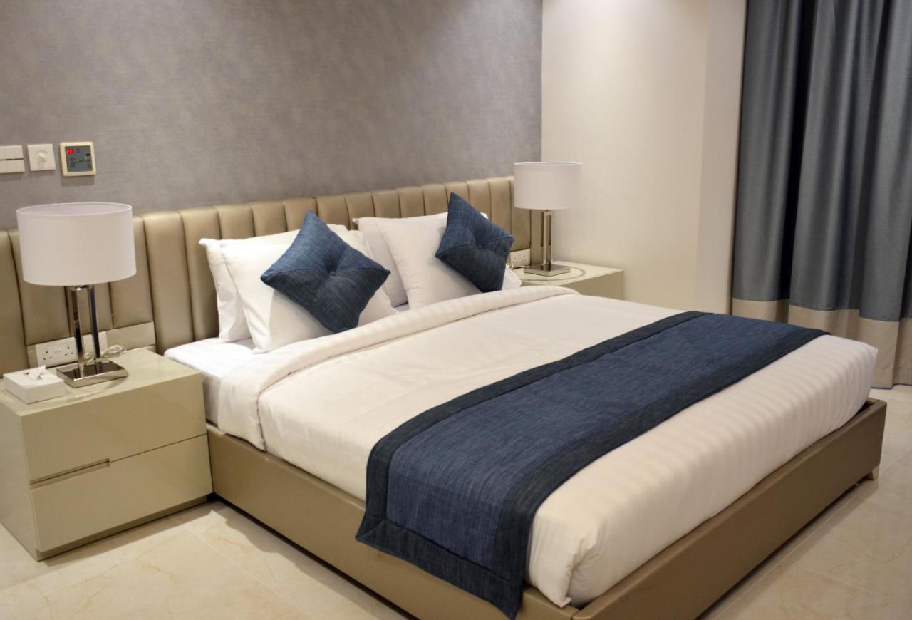 The Lodge Suites Manama Exteriör bild