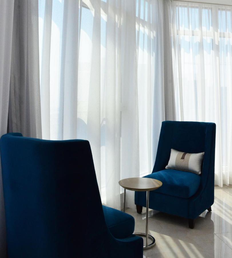 The Lodge Suites Manama Exteriör bild
