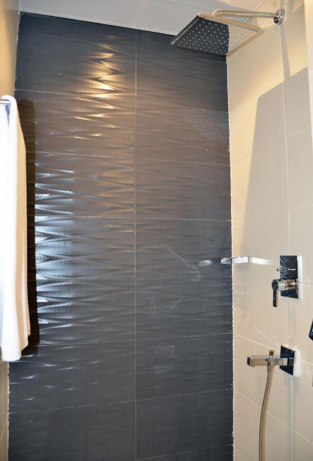 The Lodge Suites Manama Exteriör bild
