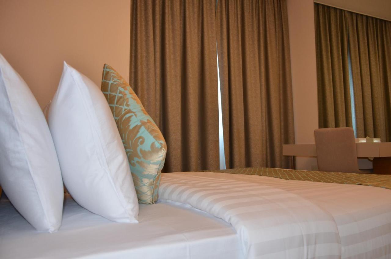 The Lodge Suites Manama Exteriör bild